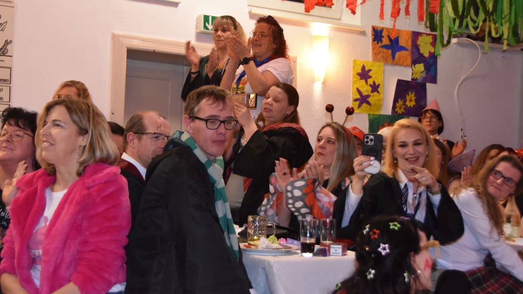 Mitten im Geschehen: Das Publikum feiert, lacht und klatscht begeistert mit – und wird selbst Teil des närrischen Schulprogramms.