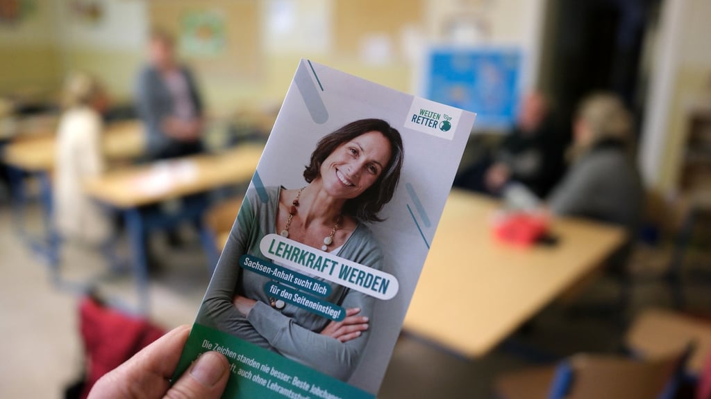 Sachsen-Anhalt ist weiterhin händeringend auf der Suche nach Lehrkräften. (Archivbild)
