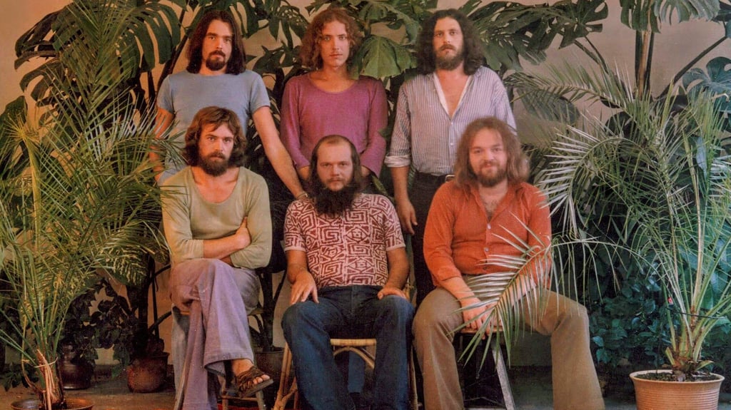 Ein Echo aus der großen Zeit: Renft mit Gründer Klaus Jentzsch (v.M.) stellte sich dem DDr-Staat kritisch entgegen. Schoppe steht oben rechts.