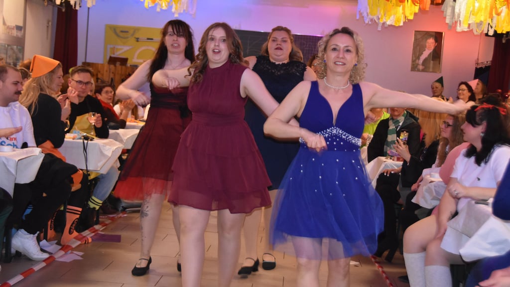 Die „Hupfdohlen“ in Aktion: Mit schwungvollen Schritten, farbenfrohen Kleidern und jeder Menge Energie erobern die Tänzerinnen des WCC die Bühne – und begeistern das Publikum hautnah zwischen den Tischreihen.