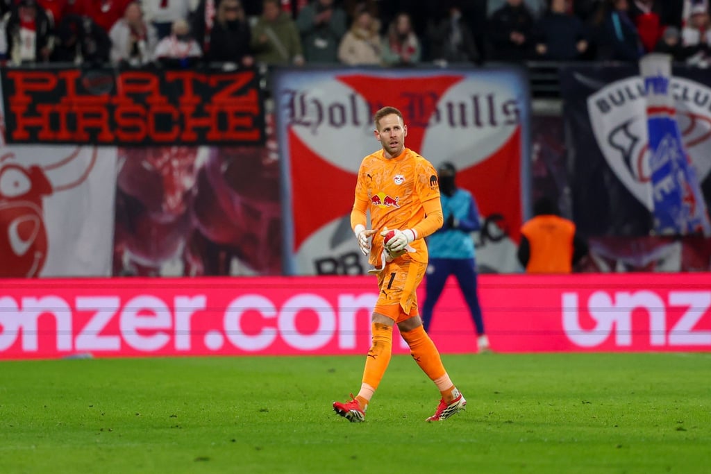 Peter Gulacsi geht im Spiel gegen Wolfsburg verletzt vom Feld.