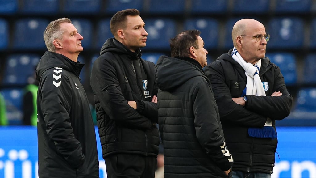 Wären gerne in einer ganz anderen Situation: Die Trainer Petrik Sander und Pascal Ibold, Sportchef Otmar Schork sowie Vereinspräsident Jörg Biastoch.