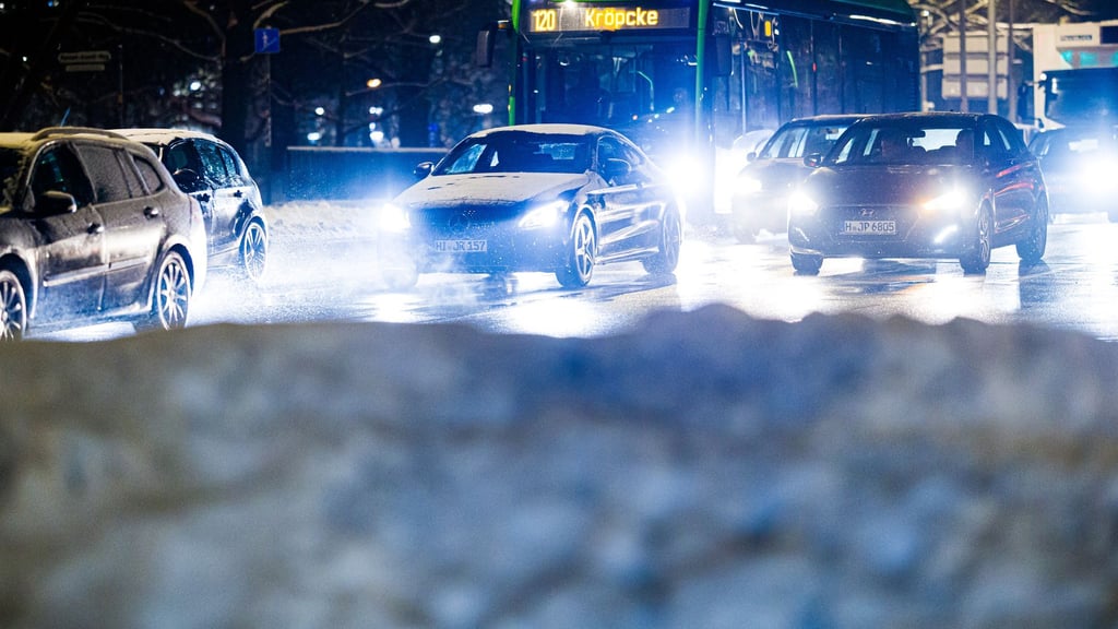 Winterwetter führt in Hannover zu glatten Straßen und bremst auch den Busverkehr aus. (Archivbild)