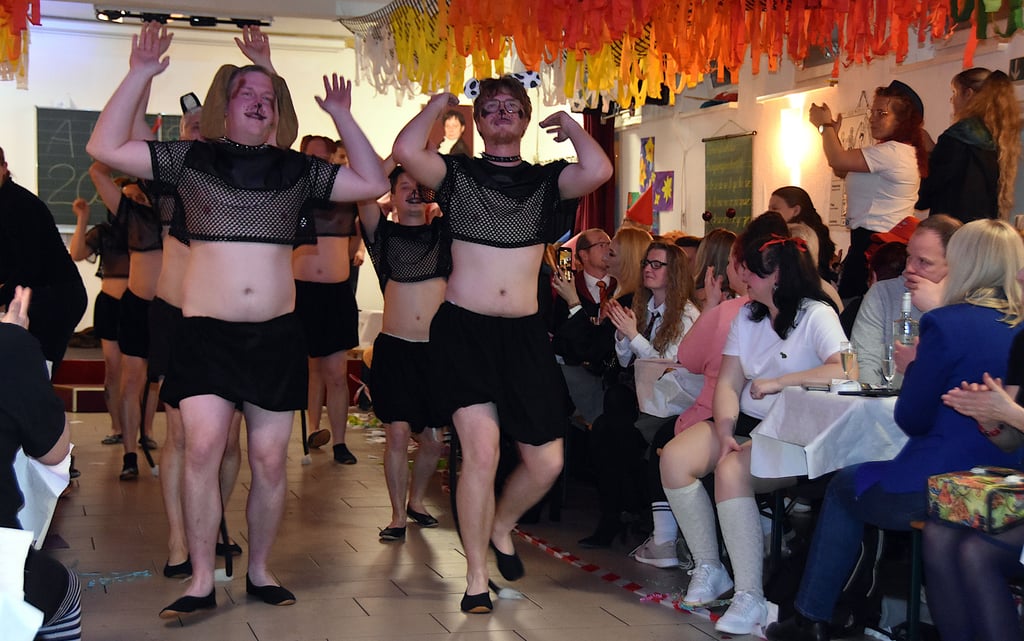 Das Männerballett als Hotdogs: Diese Einlage ist richtig heiß – mit würziger Choreografie, jeder Menge Humor und großem Applaus servierten die tanzenden Hunde beste Unterhaltung.