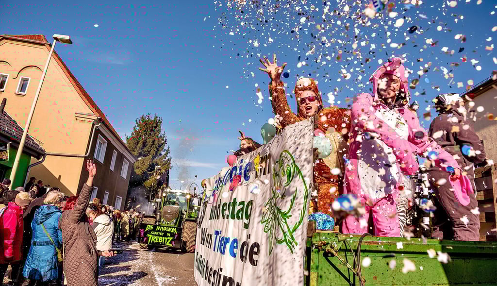 Die Straßenränder sind gut besucht beim Trebitzer Karnevalsumzug am Sonntag. Und Konfetti und Kamelle fliegen in Massen. 