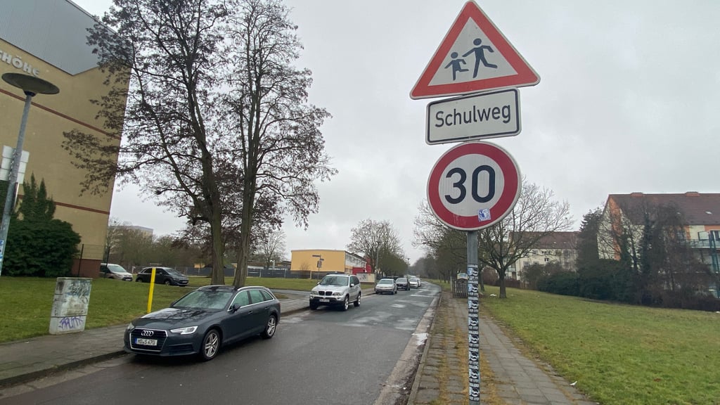 In der Magdeburger Kroatenwuhne wird es vor allem zu Bring- und Abholzeiten von Kita und Schule eng: Autos parken halbseitig, die Straße ist beidseitig befahrbar.