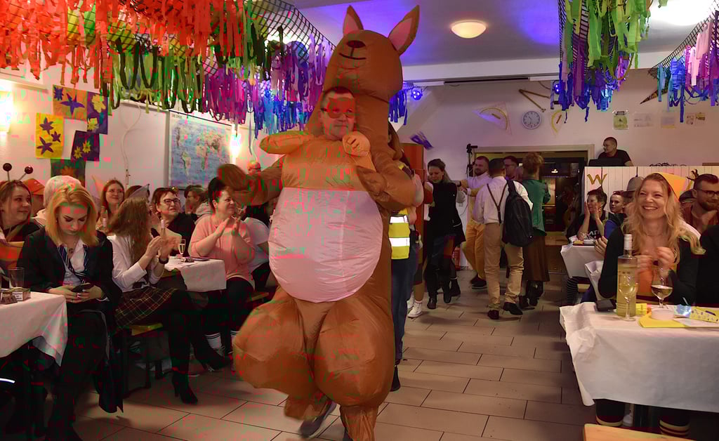 „Hört gut zu, hört gut zu. Jetzt kommt das singende Känguru“ dröhnt aus der Musikbox und ab geht die Polonaise.