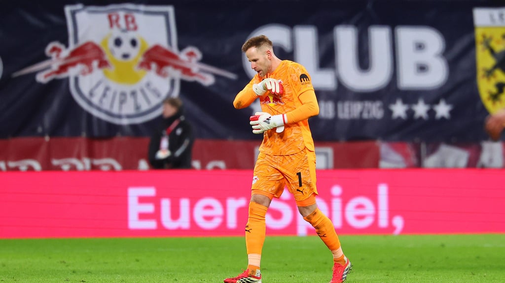 Peter Gulacsi verlässt gegen Wolfsburg das Spielfeld.