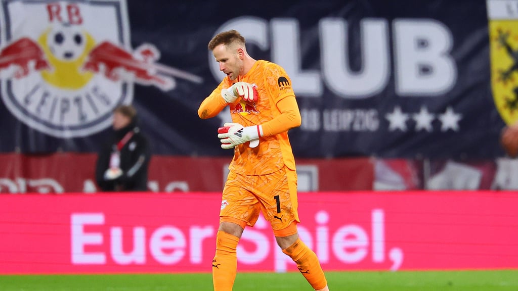 Peter Gulacsi verlässt gegen Wolfsburg das Spielfeld.