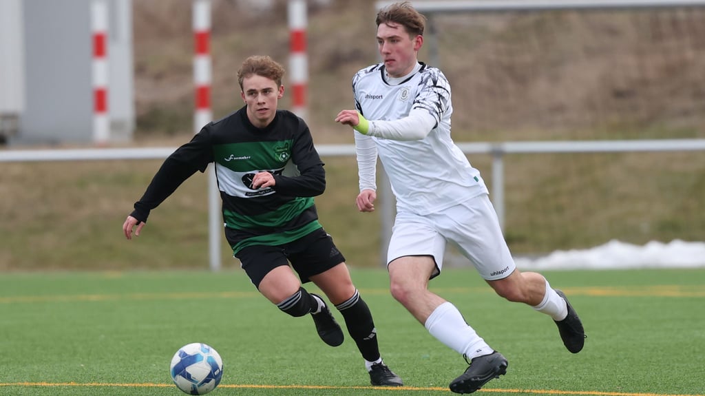 Cedric Tittel hat mit dem VfB (r./gegen Yehor Petrov) trotz einer schwierigen Vorbereitung an Qualität nicht verloren. Nun will die Elf vom Schwarzen Weg gegen Oschersleben mit einem Sieg in die Rückrunde starten.