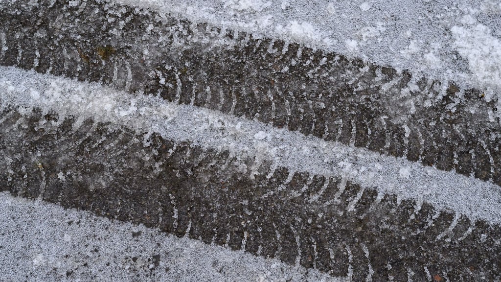 Einsetzender Schneefall am Morgen hat zu Unfällen im Berufsverkehr geführt. (Symbolbild)