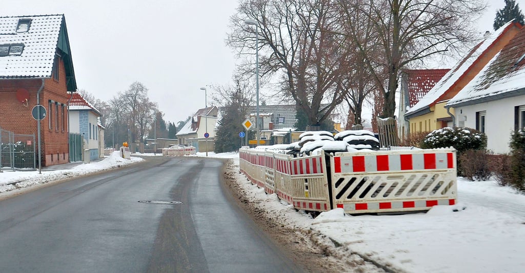 Die Baustellenabsperrungen in Neundorf werden dieser Tage  wieder zum Einsatz kommen. Der WAZV hat von der Baufirma signalisiert bekommen, dass es ab Mittwoch, 18. Februar, weitergeht mit dem Trinkwasserleitungsbau in der Ortsdurchfahrt. 