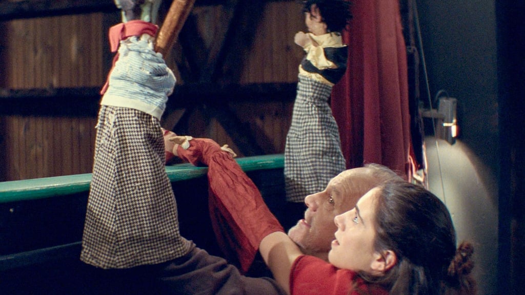 Im Film „Der große Wagen“ geht es um eine Familie, die ein Puppentheater betreibt.