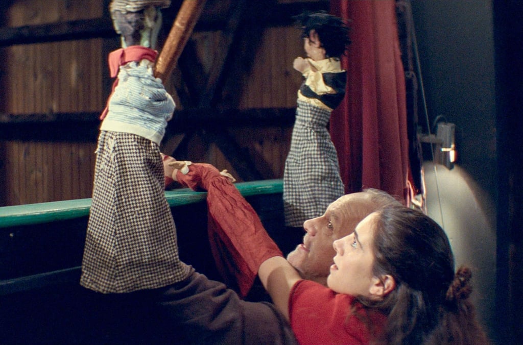 Im Film „Der große Wagen“ geht es um eine Familie, die ein Puppentheater betreibt.