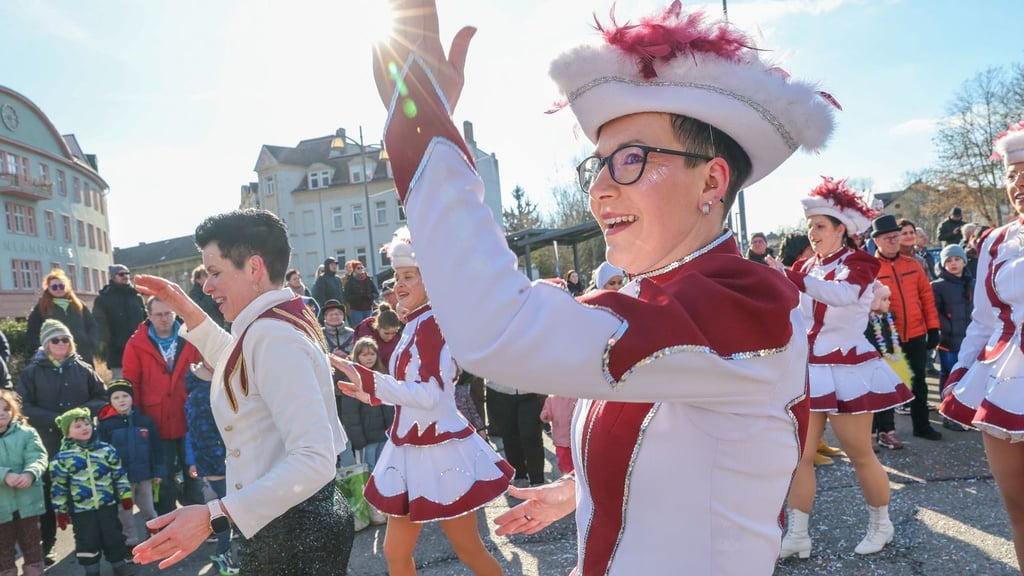 Entlang der Strecke haben zahlreiche Weißenfelser das Spektakel erheitert verfolgt und sind den Narren häufig auf den Marktplatz gefolgt.