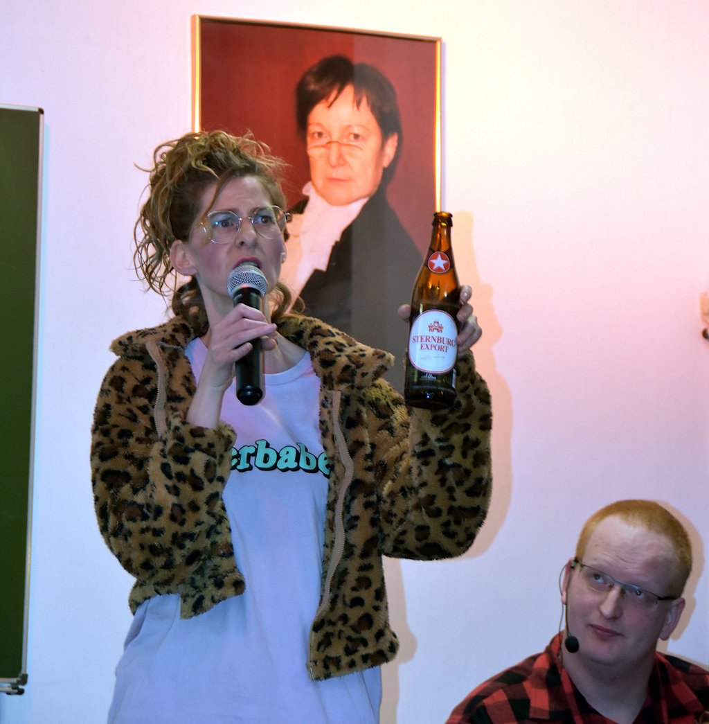 Eine Mutter (Nicole Reinecke) macht im Elternchat einen Getränkevorschlag. Im wahren Leben ist sie Erzieherin in einem Kindergarten.