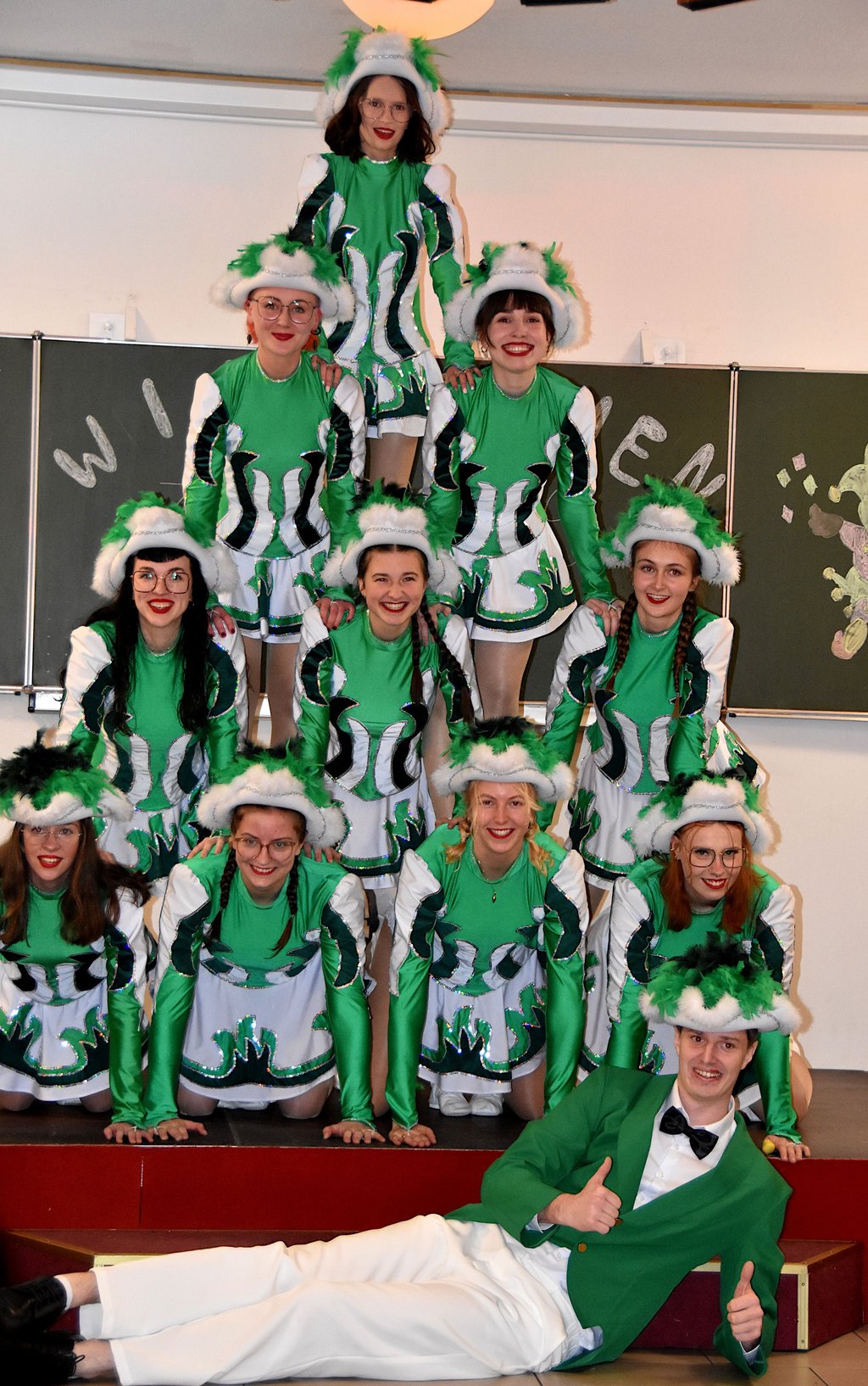 Beeindruckende Pyramide der „Funken“: Gemeinsam mit Yannick Hintersdorf bilden die Tänzerinnen eine kraftvolle, perfekt abgestimmte Formation – ein Höhepunkt voller Eleganz und Spannung.