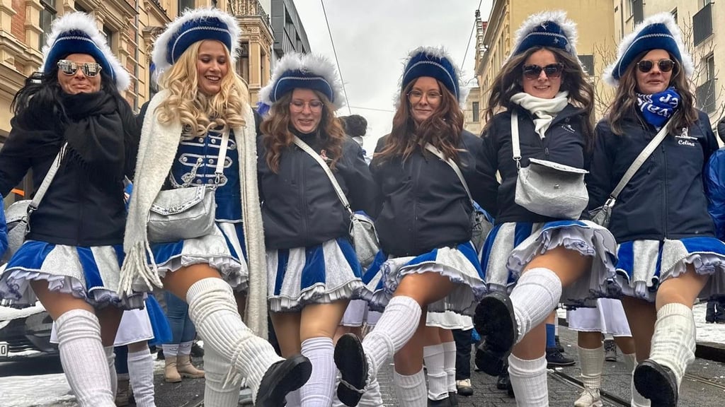 Jeck durch die Stadt: Auch der Carnevalsclub Blau-Silber Dölau tanz beim Rosenmontagszug durch die Innenstadt von Halle.