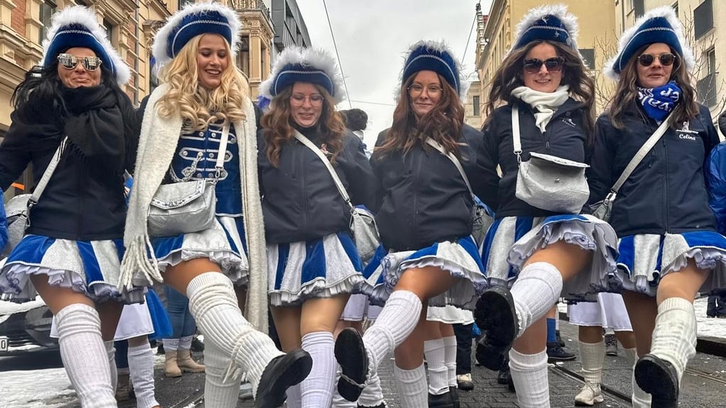 Jeck durch die Stadt: Auch der Carnevalsclub Blau-Silber Dölau tanz beim Rosenmontagszug durch die Innenstadt von Halle.