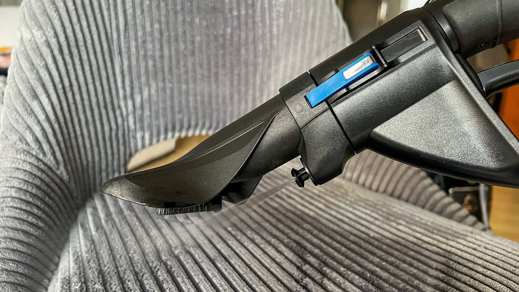 Tiefenreinigung leicht gemacht: Waschsauger sprühen Reinigungslösung auf und saugen gelösten Schmutz direkt ab.