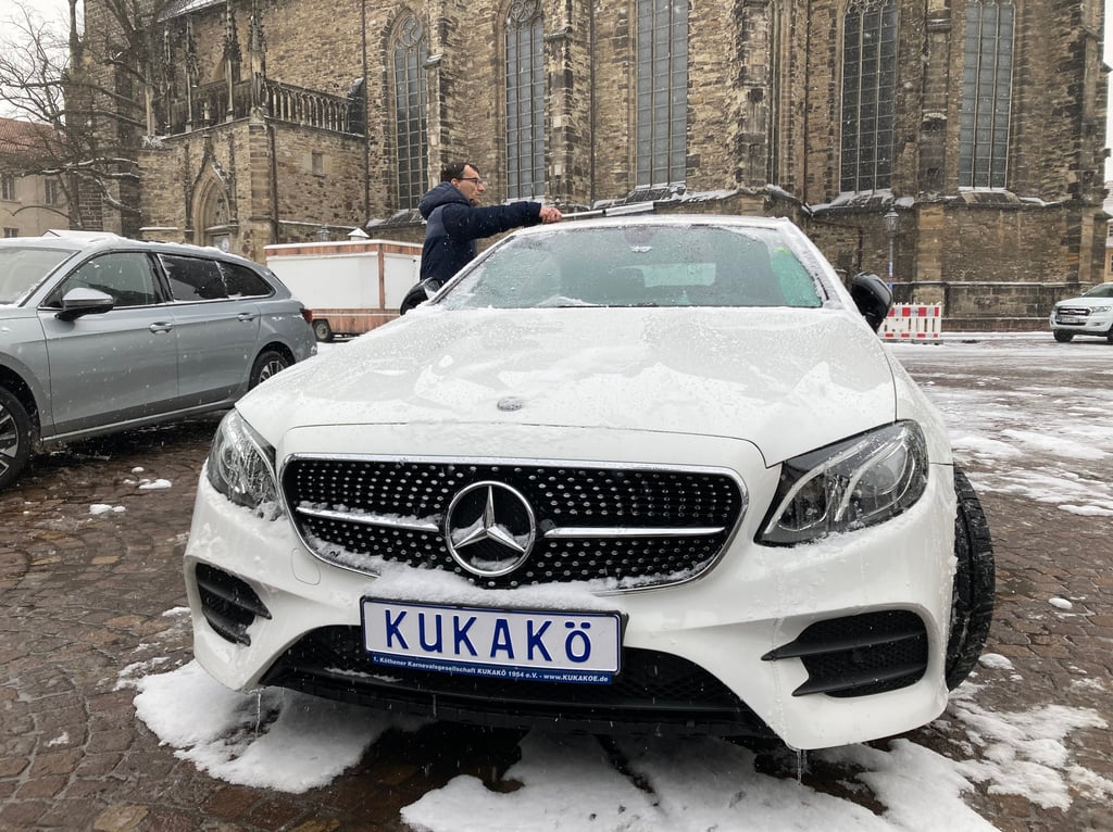 Bevor Chris Schnuppe das Kukakö-Kinderprinzenpaar im Cabrio chauffieren konnte, musste am Montagmorgen erst einmal der Schnee weg.