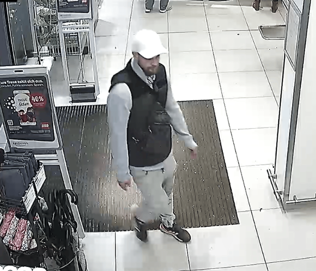 Drogerieraub im Magdeburg: Wer kennt diesen Mann?