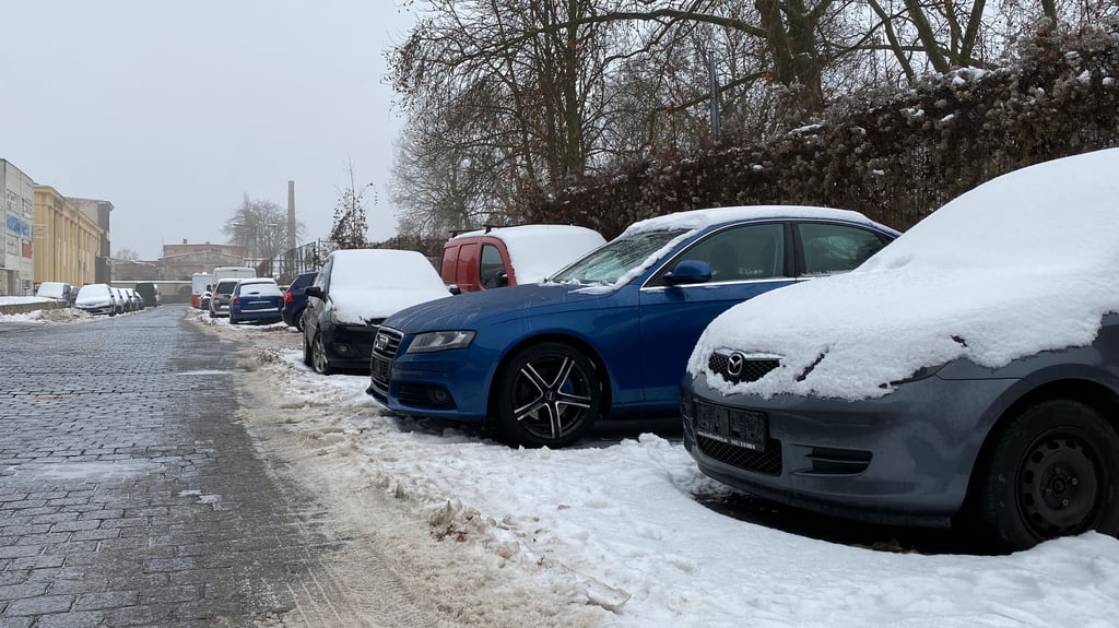 Die Schwiesaustraße in Magdeburg stet weiterhin voller abgemeldeter Fahrzeuge.