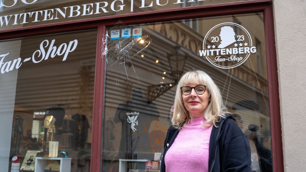 Claudia Beer betreibt seit 2023 den Fanshop.