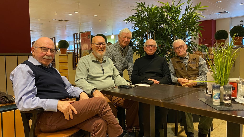 Die Magdeburger Bernhard Heyroth, Peter Hennig, Rolf Schrader, Klaus Schwarzkopf und Peter Wendel (v. l. n. r.) treffen sich jeden Monat zum Klassentreffen.