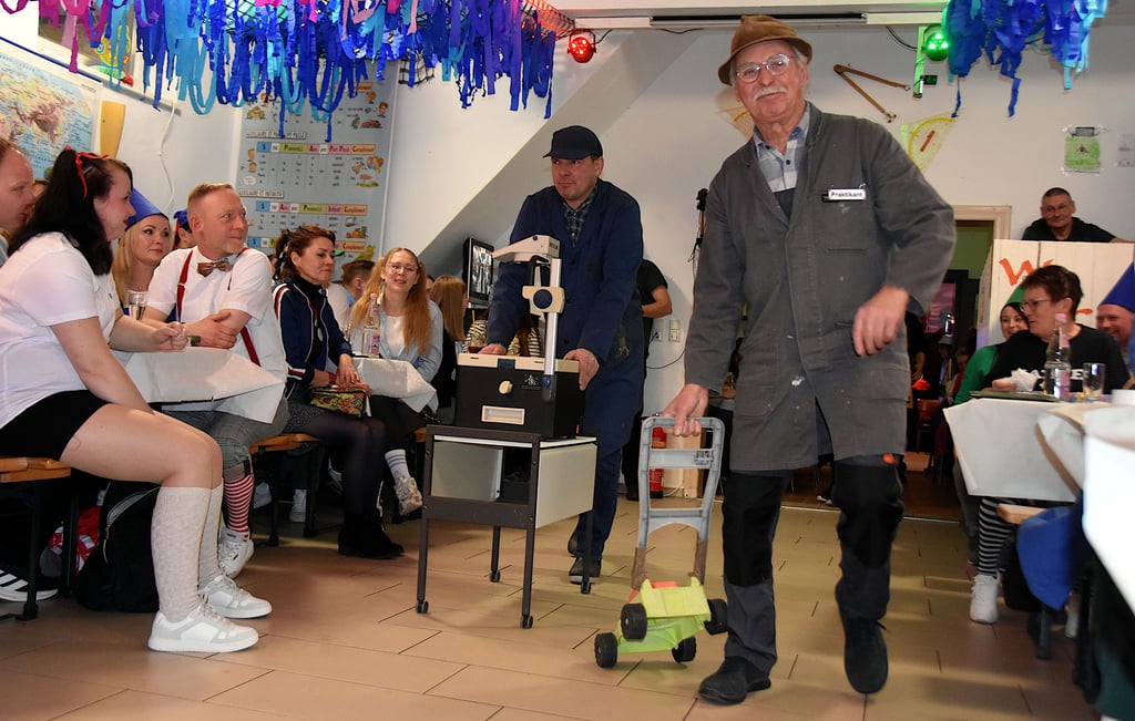 Hausmeister (Michael Klement; l.) rückte mit Praktikant (Rolf Gliemann) und schweren Geräten an.