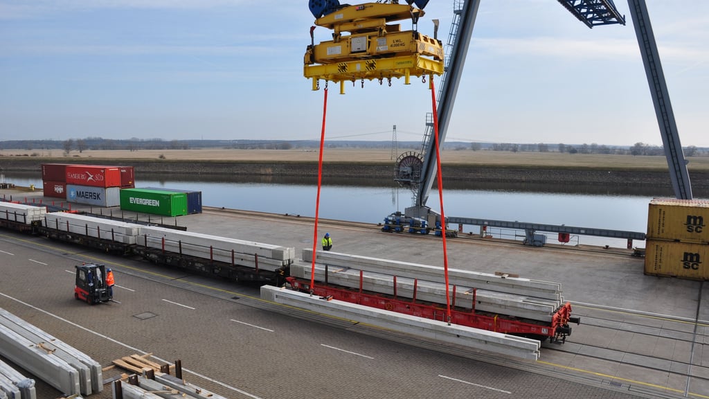 Blick in den Magdeburger Hafen: Tonnenschwere Güter werden hier zum Weitertransport umgeschlagen.