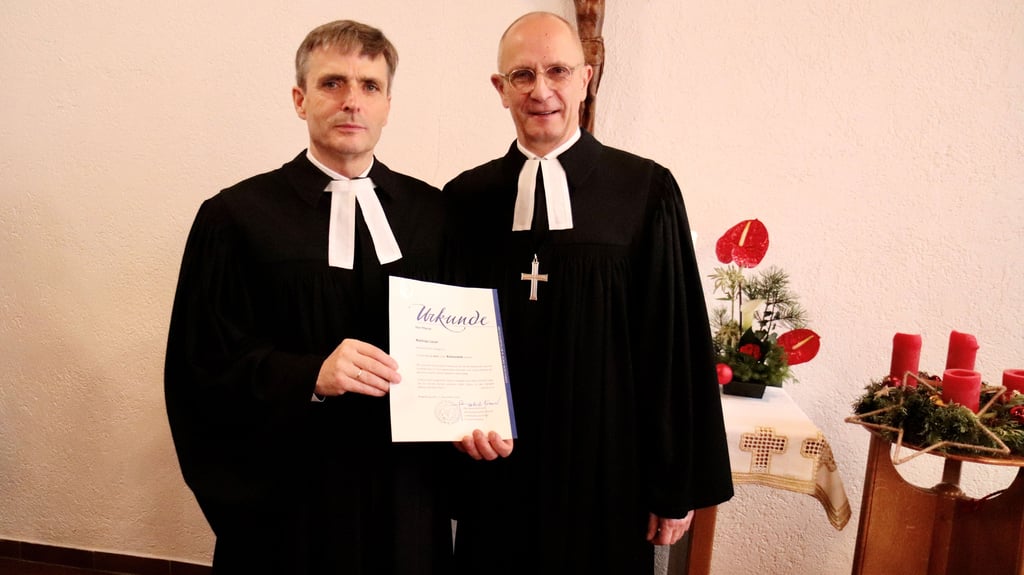 Pfarrer Mathias Lauer (links) wird von Superintendent Jürgen Schilling verabschiedet.