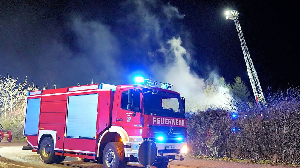 Zwei brennende Gartenlauben löschte die  Freiwillige Feuerwehr am Montag an der Heerener Straße in Stendal.