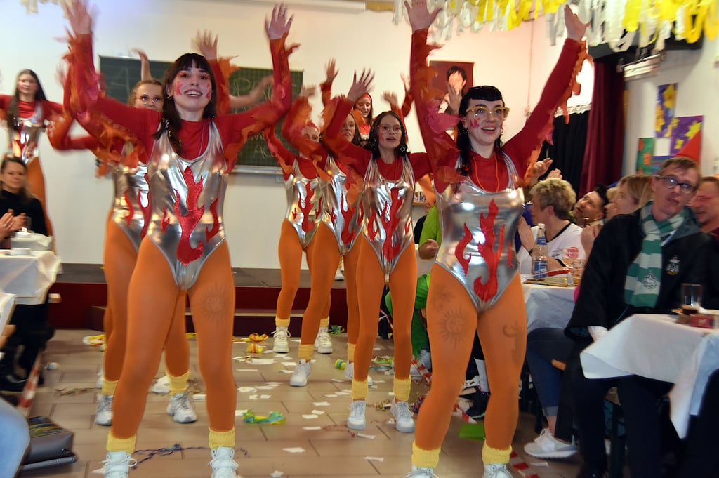 Feuriger Auftritt der „Hüpfer“: In leuchtend roten Kostümen wirbeln die Tänzerinnen über die Bühne und setzen mit Temperament und Präzision glanzvolle Akzente.