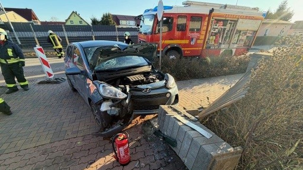 Bei einem Unfall in Ermsleben wurde ein 86-Jähriger leicht verletzt. Ein 69-Jähriger hatte ihm die Vorfahrt genommen.
