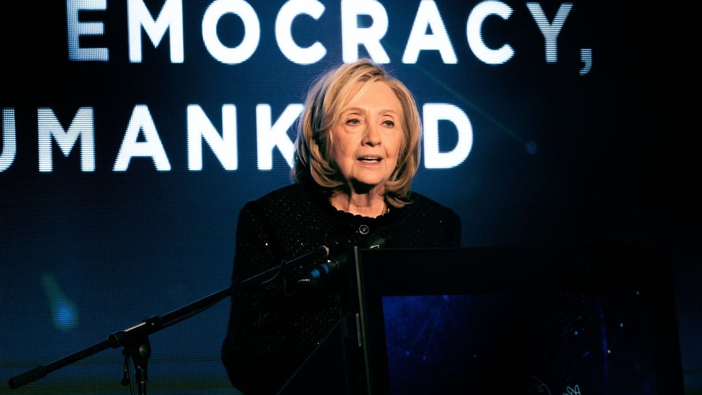 Die frühere US-Außenministerin Hillary Clinton sieht Versuche, für Demokratie und Rechtsstaatlichkeit die Uhr zurückzudrehen.