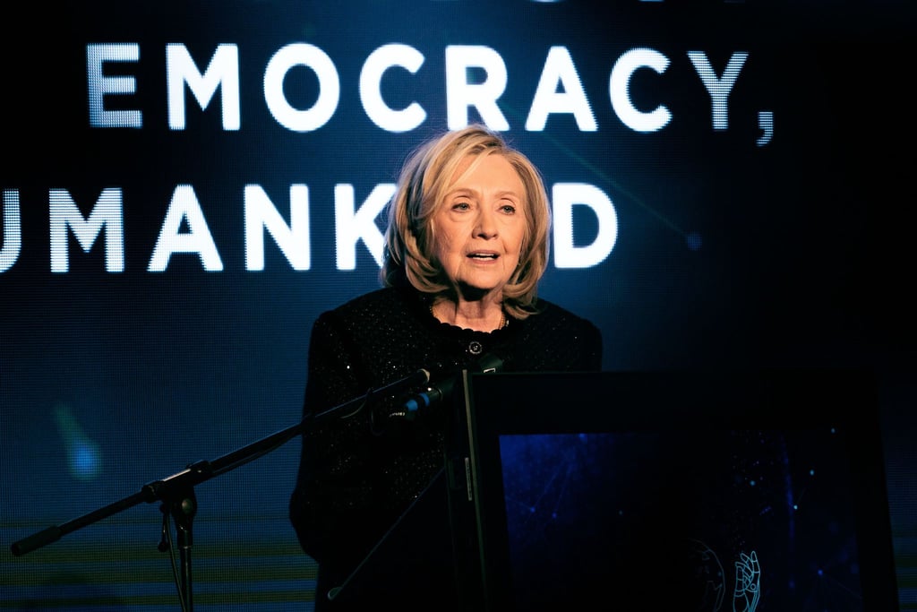 Die frühere US-Außenministerin Hillary Clinton sieht Versuche, für Demokratie und Rechtsstaatlichkeit die Uhr zurückzudrehen.