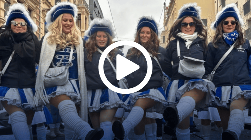 Jeck durch die Stadt: Auch der Carnevalsclub Blau-Silber Dölau tanz beim Rosenmontagszug durch die Innenstadt von Halle.