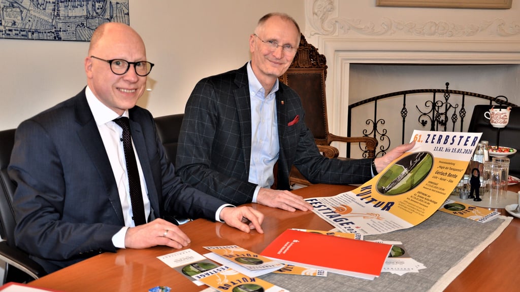 Bürgermeister Andreas Dittmann (r.) im Gespräch mit Thomas Möbius, dem neuen Vorstand der Kreissparkasse Anhalt-Bitterfeld, welche zusammen mit der Sparkassenstiftung Anhalt-Zerbst auch die 61. Zerbster Kulturfesttage finanziell unterstützt.