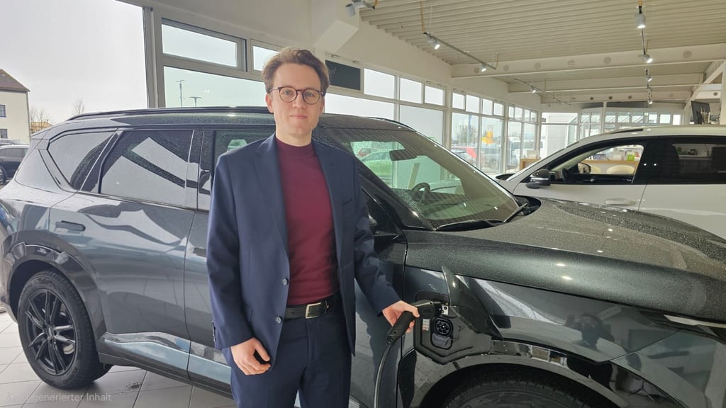 Maximilian Armbrecht verkauft im Autohaus Hotz in Gardelegen auch E-Autos.