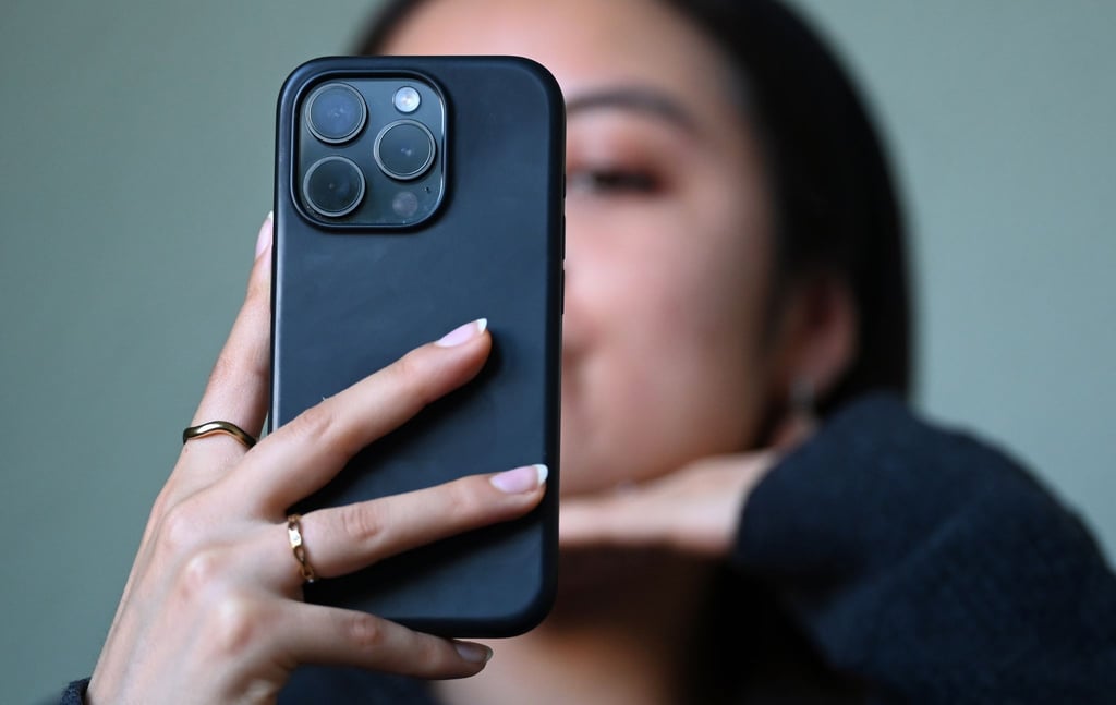 Ein Selfie für die nächste Instagram-Story - das könnte für Kinder- und Jugendliche bis zu einer bestimmten Altersgrenze künftig tabu sein. (Symbolbild)