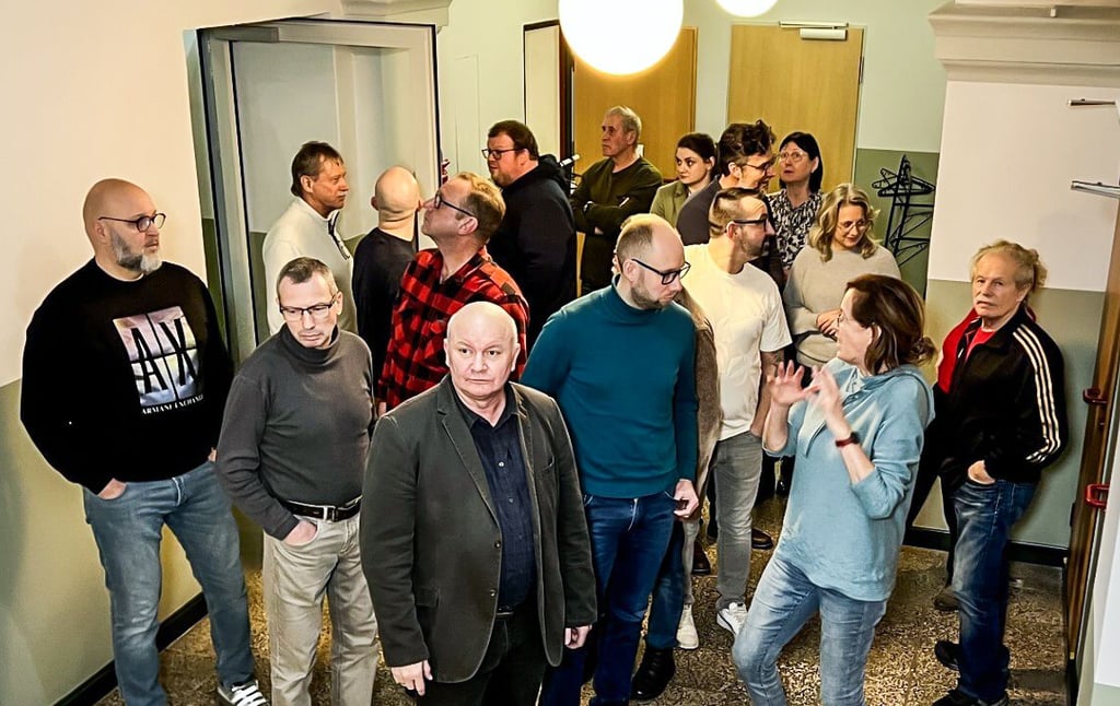 Die amtierende Hochbauamtsleiterin Kerstin Schannor führte die Mitglieder des Schulausschusses durch das Schulgebäude.