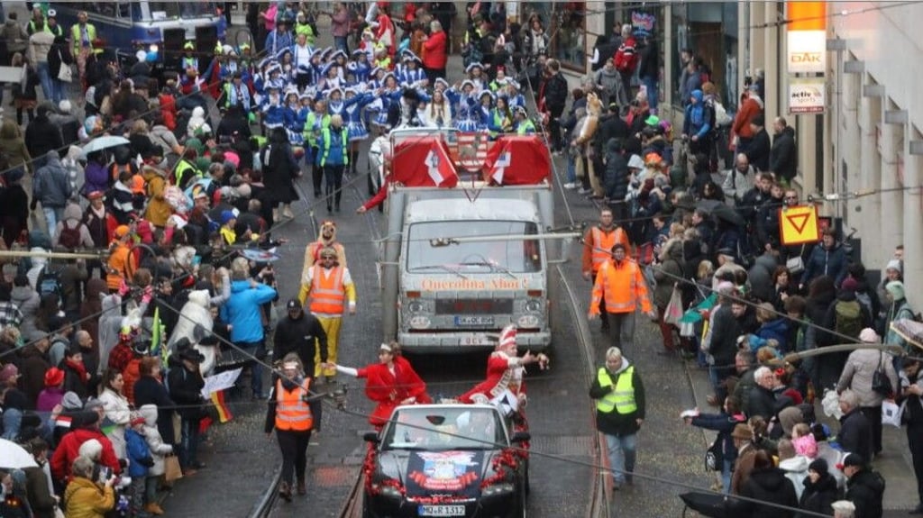 Heute ist es wieder soweit: Der Rosenmontagszug zieht durch die Innenstadt von Halle.