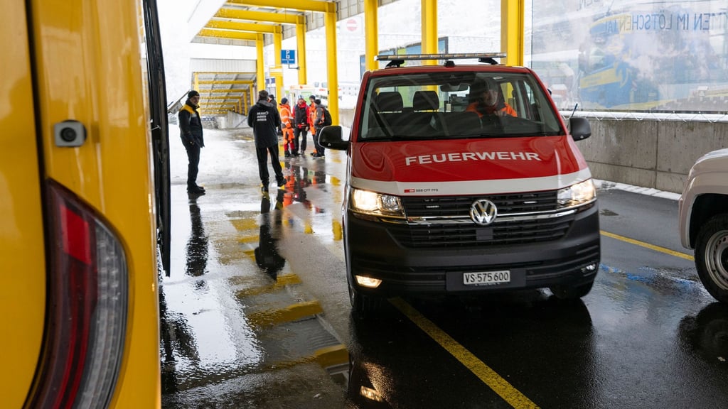 Eine verletzte Person musste zur Behandlung ins Krankenhaus.
