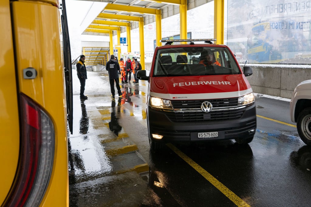 Eine verletzte Person musste zur Behandlung ins Krankenhaus.