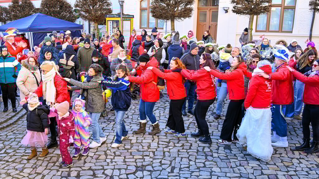 Auf dem Marktplatz in Wanzleben legen Jecken und Besucher spontan eine Polonaise zum Tulpensonntag hin.