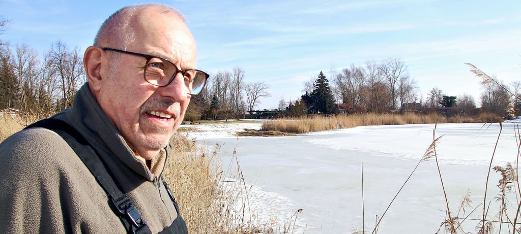 Joachim Hammermann vor der Norderney. Im Hintergrund wurde in den vergangenen Tagen ein Teil des Schilfs abgebrannt. 