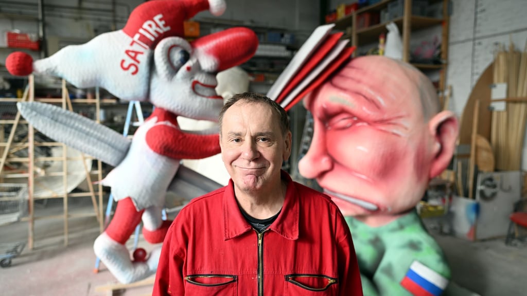 Jacques Tilly, Wagenbauer, steht vor seinem Putin-Motiv für den Rosenmontagszug.