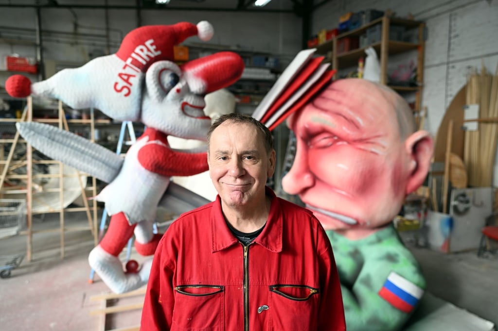 Jacques Tilly, Wagenbauer, steht vor seinem Putin-Motiv für den Rosenmontagszug.