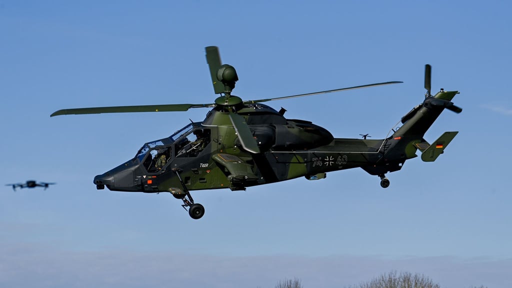 Bei den Übungen werden Kampfhubschrauber nachts im Tiefflug unterwegs sein. (Archivbild)